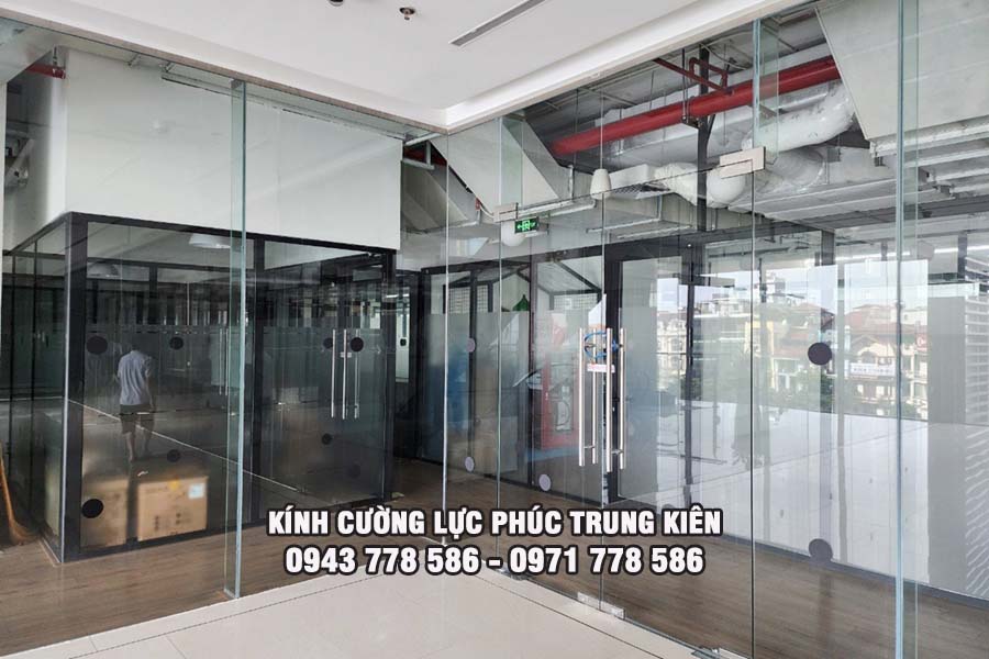 cầu thang kính cường lực
